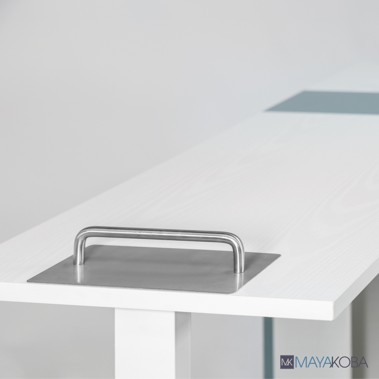 TAYLOR Foldable Manicure Table by Mayakoba