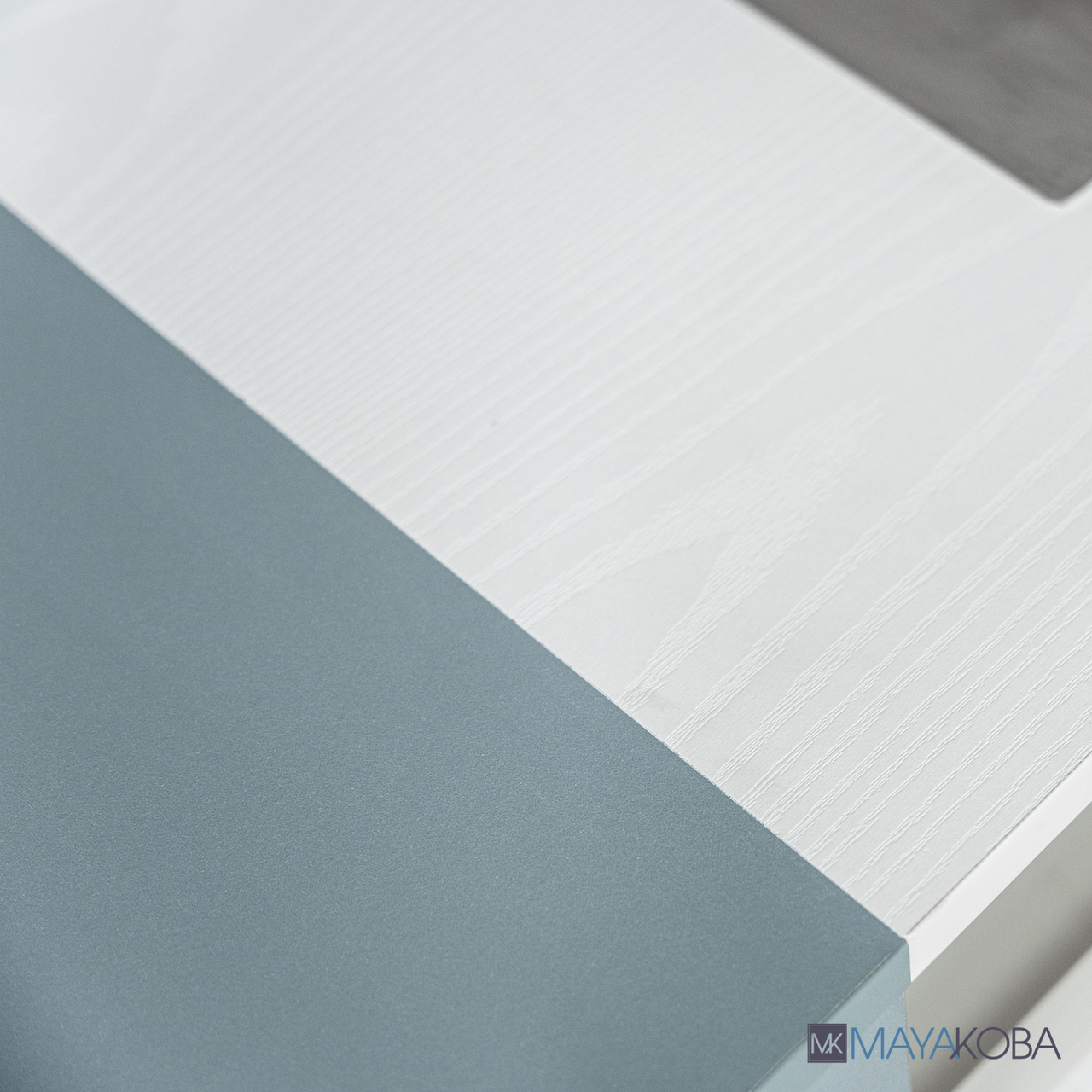 TAYLOR Foldable Manicure Table by Mayakoba