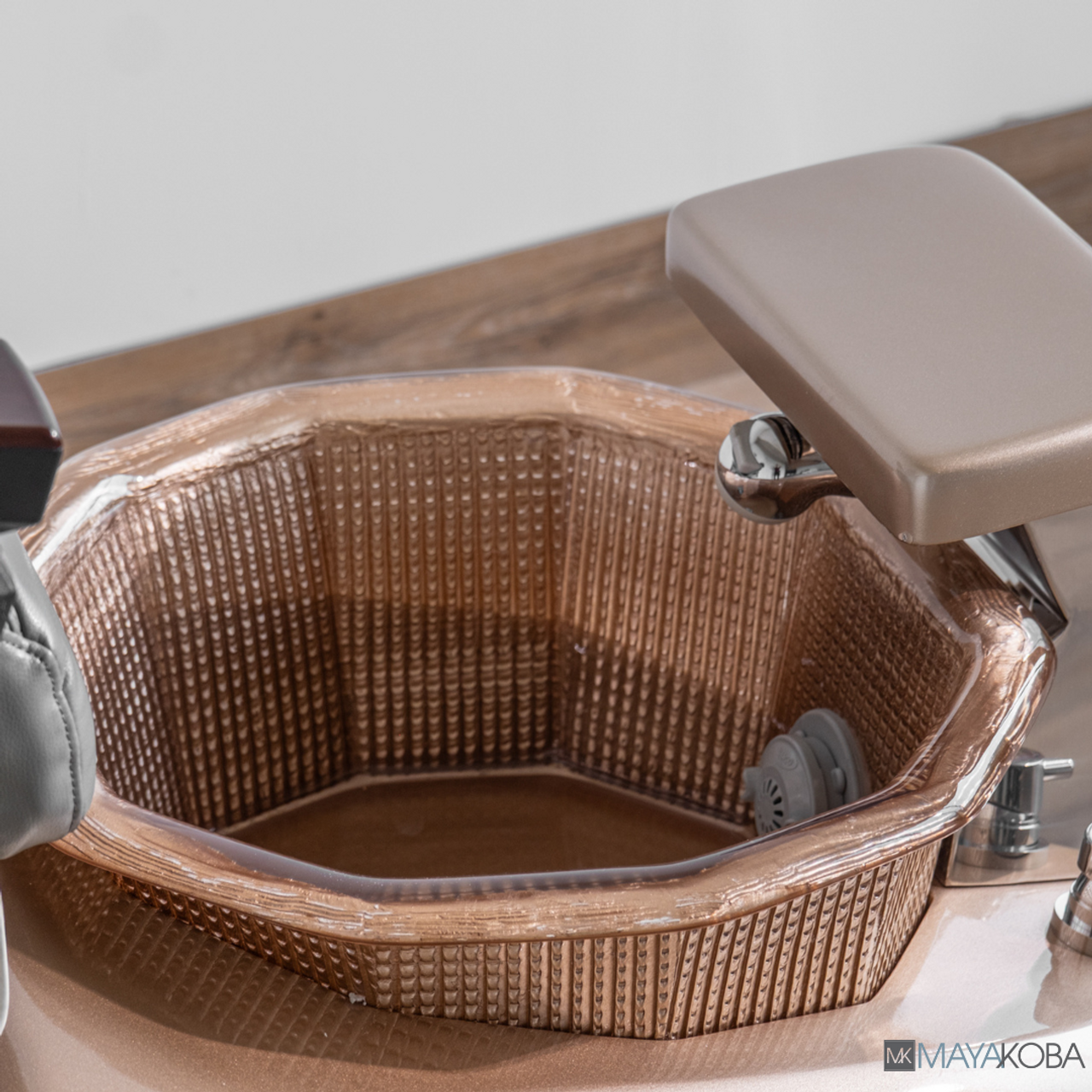 GEOM II Pedicure Spa with FX Chair Top by Mayakoba